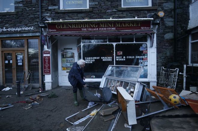 Владелец магазина в Гленриддинге оценивает ущерб после последнего наводнения