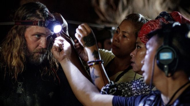 Спасатель пещеры Эрик Браун готовится к съемке сцены в Таиланде