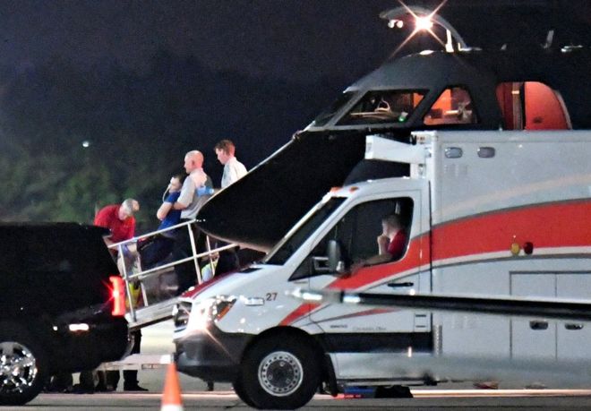 Человека, которого считают Отто Вармбье, переводят из медицинского транспортного самолета в ожидающую скорую помощь в аэропорту Лункен в Цинциннати, штат Огайо, США, 13 июня 2017 года.
