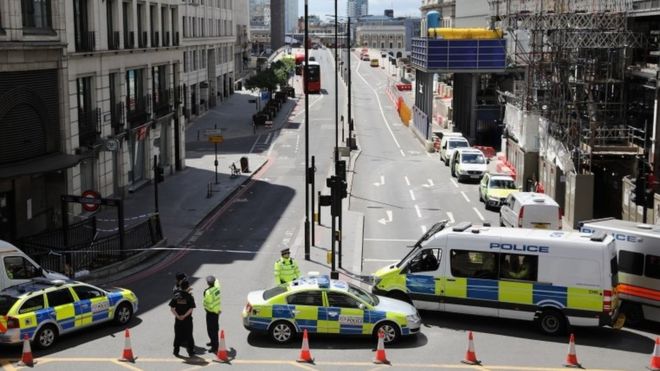 La policía cierra el lado norte del puente de Londres mientras los oficiales forenses trabajan después del ataque terrorista de la noche anterior el 4 de junio de 2017.