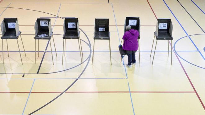 Одинокая женщина в спортзале голосует в Северной Каролине