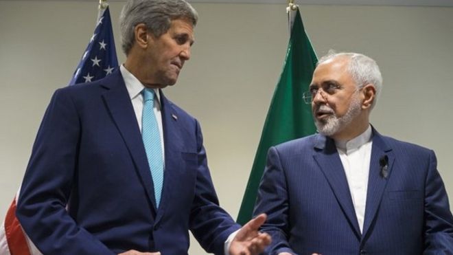 В эту субботу, 26 сентября 2015 года, на фото из архива госсекретарь США Джон Керри (слева) встречается с министром иностранных дел Ирана Мухаммедом Джавадом Зарифом в штаб-квартире ООН.