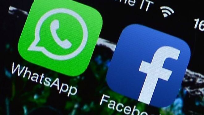 Значки приложений Facebook и WhatsApp отображаются на смартфоне 20 февраля 2014 года в Риме.