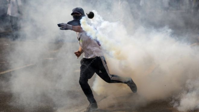 Столкновение протестующих с полицией во время демонстрации против правительства президента Николаса Мадуро в Каракасе (26 апреля 2017 года)