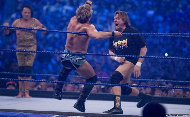 Джимми 'Superfly' Snuka выглядит как суперзвезда WWE Крис Джерико сражается с 'Rowdy' Родди Пайпер во время WrestleMania 25 на стадионе Reliant 5 апреля 2009 года в Хьюстоне, штат Техас