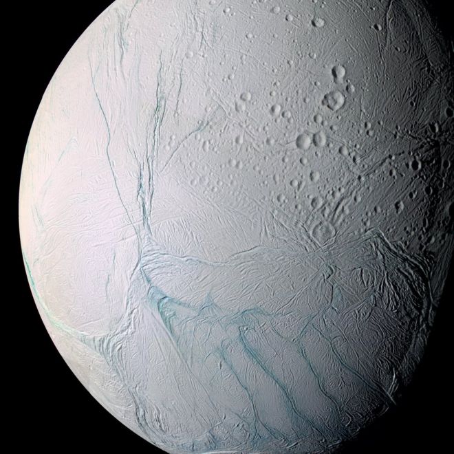 вид поверхности Энцелада с Кассини