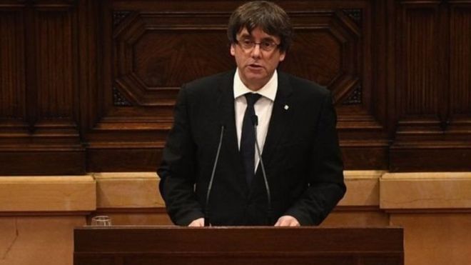 زعيم كتالونيا يدعو لتعليق العمل بنتيجة استفتاء الانفصال عن إسبانيا _98259401_d577becf-31d1-4842-b916-60a3c02dbb26