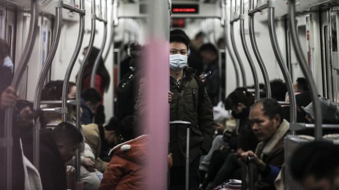 Мужчина в маске в метро 22 января 2020 года в Ухане, провинция Хубэй, Китай