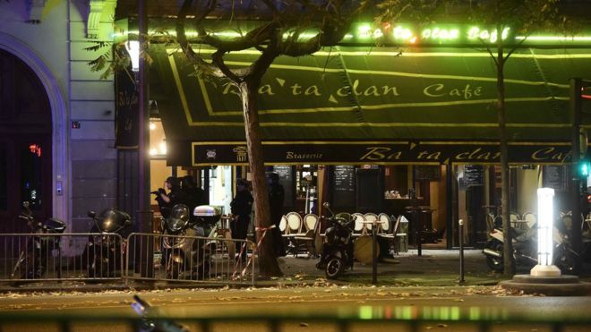 Общий вид ущерба за пределами концертного зала Bataclan в Париже, Франция, 13 ноября 2015 года