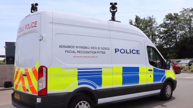 Полицейский фургон, оснащенный технологией распознавания лиц
