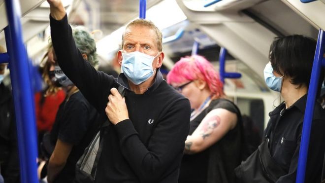 Мужчина в маске в поезде London Undergrond