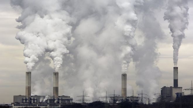 Chimeneas de fábrica emiten dióxido de carbono