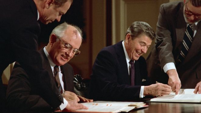 Президент Рональд Рейган и генеральный секретарь СССР Михаил Горбачев подписывают соглашение о контроле над вооружениями, запрещающее использование ядерных ракет средней дальности