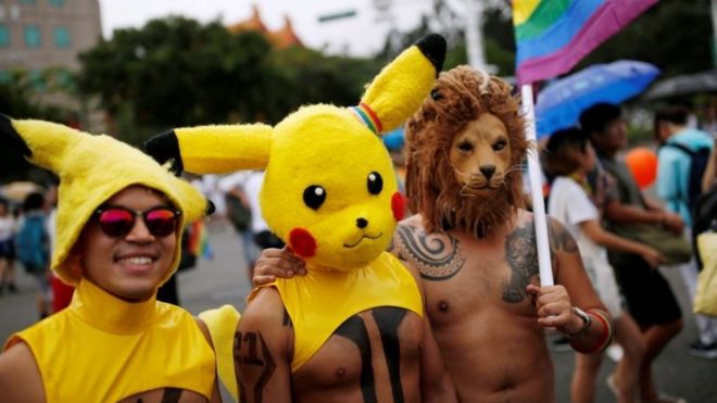 Участники в шляпах с изображением покемонов Пикачу принимают участие в гей-параде в Тайбэе, Тайвань, 29 октября 2016 года