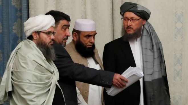Члены делегации Талибана занимают свои места во время многосторонних мирных переговоров по Афганистану в Москве, Россия, 9 ноября 2018 года.