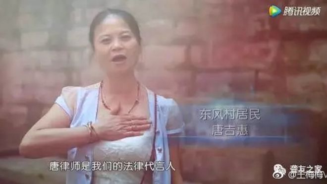 Глухая женщина подписывает свою благодарность за Тан Шуай
