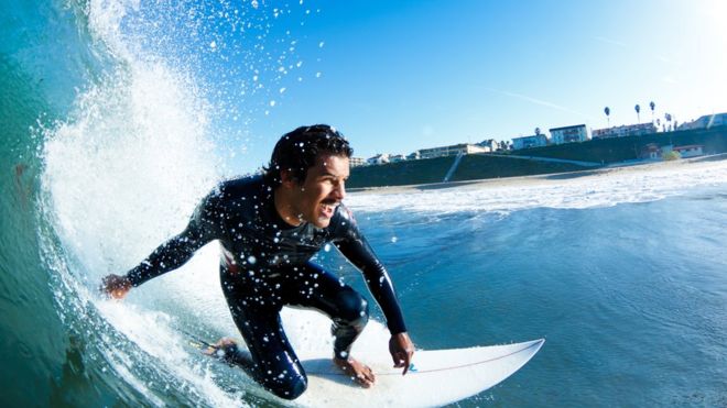 Surfista em uma onda