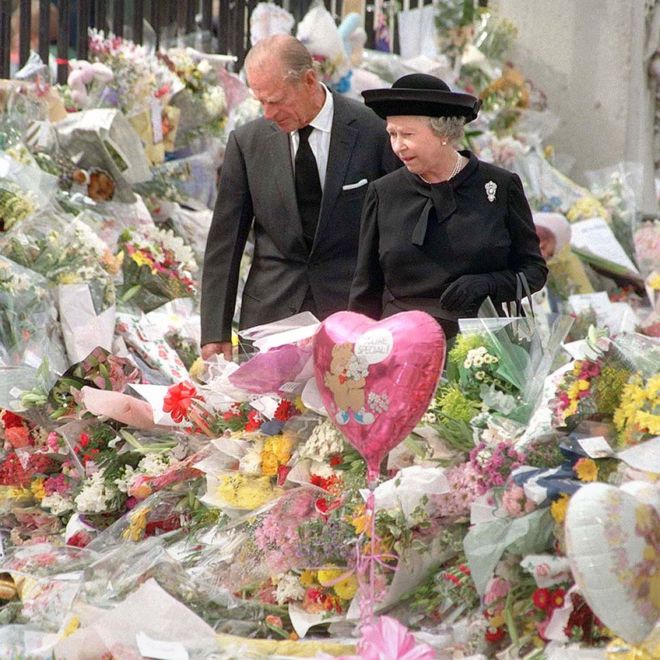 Королева и герцог Эдинбургский осматривают цветочные подношения Диане, принцессе Уэльской, в Букингемском дворце