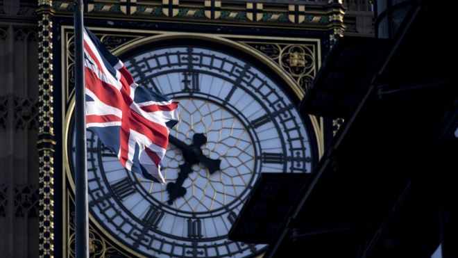 Bandera británica ondea frente al Big Ben