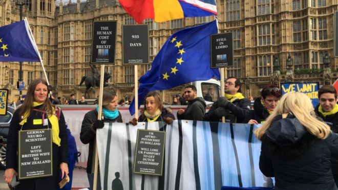 В подвешенном состоянии протестующие