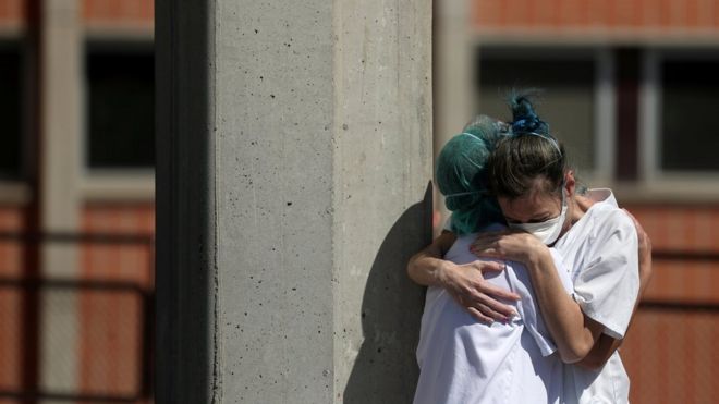 西班牙发生冠状病毒病期间,医务工作者在Severo Ochoa医院急诊室外互相拥抱