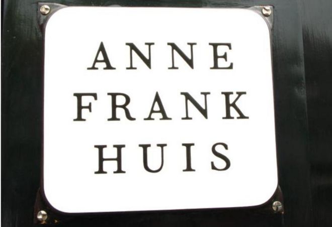 Мемориальная доска возле музея Анны Франк в Амстердаме