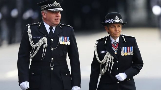 Сэр Крейг Макки с нынешним комиссаром полиции Met Cressida Dick, перед похоронами PC Палмер