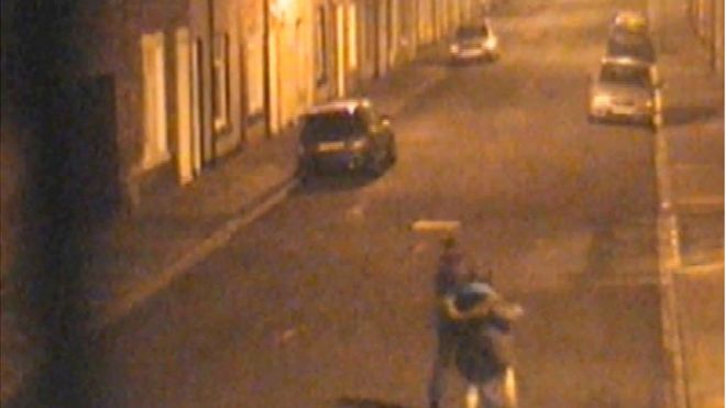 Видеонаблюдение девушек, возвращающихся на улицу Стивена 14 в ранние часы