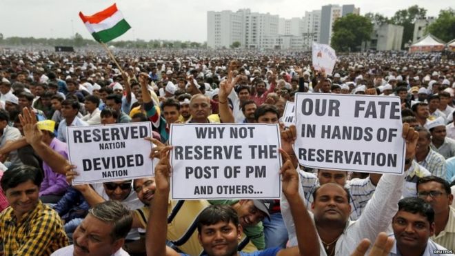 Члены сообщества Patel демонстрируют плакаты во время митинга протеста в Ахмедабаде, Индия, 25 августа 2015 года.