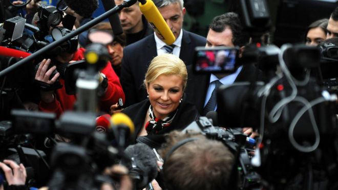 Репортеры окружают президента Хорватии Колинду Грабар-Китарович
