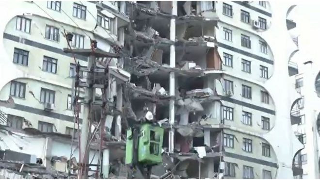 がれきの下に家族が……停電と寒さと雨の中の捜索 トルコの被災地からBBC記者