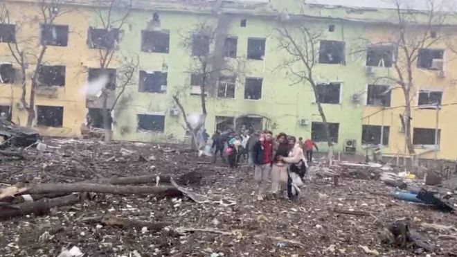 Imagem compartilhada pela agência Reuters mostrando a destruição em um hospital em Mariupol.