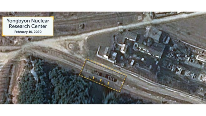 지난해 2월 10일 북한 영변의 핵 재처리 시설인 방사화학연구소 인근에서 특수궤도 차량 3대(점선 안) 움직임이 위성사진에 포착됐다고 미국 싱크탱크 전략국제문제연구소(CSIS)가 11일 밝혔다.