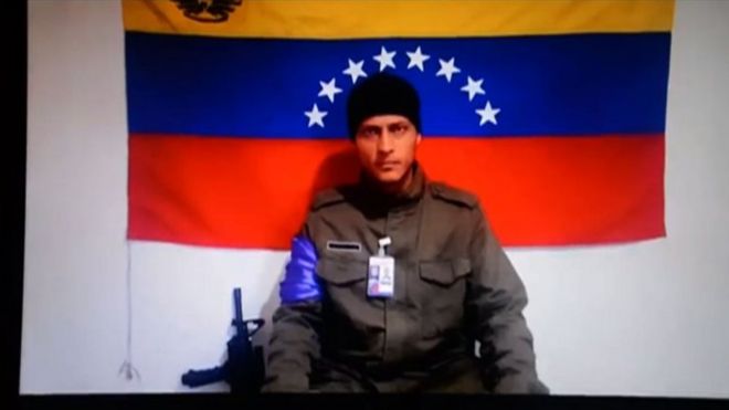 На этой фотографии, сделанной 4 июля 2017 года, показан снимок экрана, снятый из раздаточного видео, опубликованного Анонимной Венесуэлой поздно вечером 4 июля 2017 года, на котором изображен пилот венесуэльского вертолета, который исчез после якобы сбрасывания гранат в Верховном суде