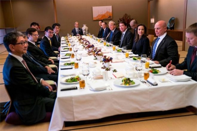 На этом недатированном раздаточном материале, представленном 7 ноября 2017 года президентским Голубым домом Южной Кореи в Сеуле, показана трапеза на государственном ужине для президента США Дональда Трампа и первой леди Мелании Трамп