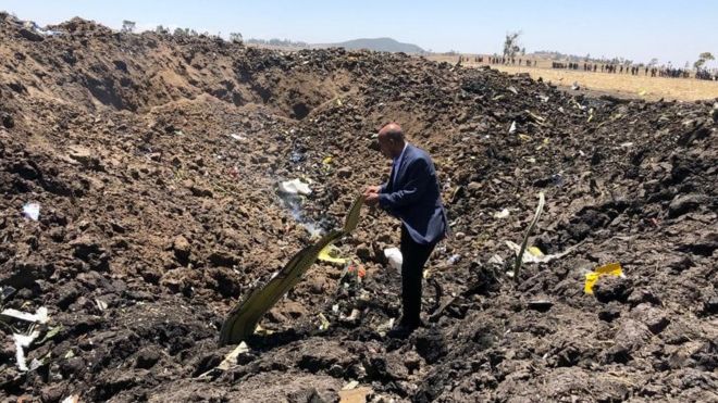 Эфиопские авиалинии поделились этим изображением и сказали, что оно показало генеральный директор Теволде Гебремариам на месте крушения