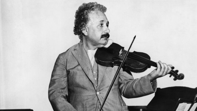 Einstein tocando violino, em foto de 1931