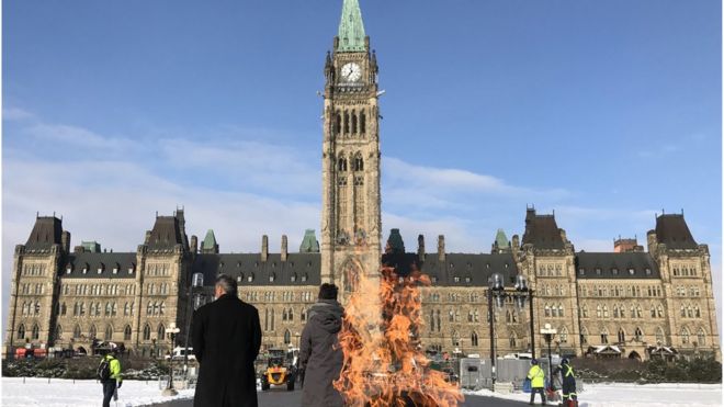 Взгляд парламента Канады принятого на зимний день снега, 6-ое декабря 2016 в Оттаве.