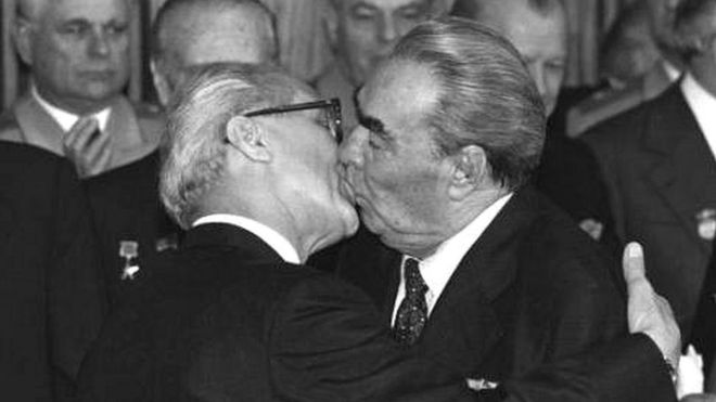 Erich Honecker y Leonid Brezhnev