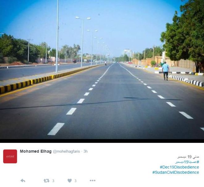 Твит с фотографией пустой улицы в Судане.