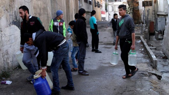 سكان دمشق يعتمدون على خزانات المياه بسبب انقطاع مياه الشرب طوال أسبوع