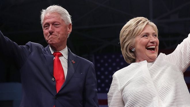 Хиллари Клинтон и Билл Клинтон машут во время кампании.