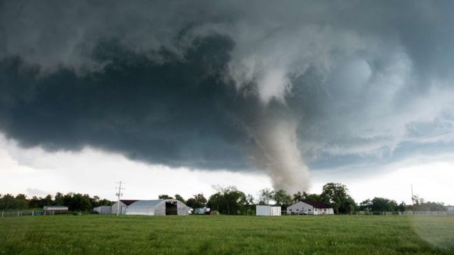 Торнадо прорывается через жилой район после приземления к югу от Виннвуда, штат Оклахома, 9 мая 2016 года