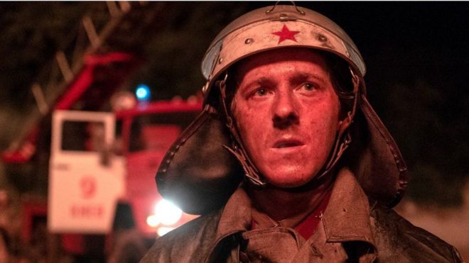 Британский актер Адам Нагайтис играет Василия Игнатенко, пожарного, который был одним из первых, кто отреагировал на катастрофу. Он один из главных героев первого эпизода