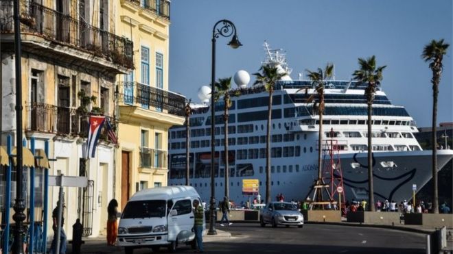 Первый круизный корабль США-Куба, который прибудет в островную страну за последние десятилетия, заходит в порт Гаваны 2 мая 2016 года.