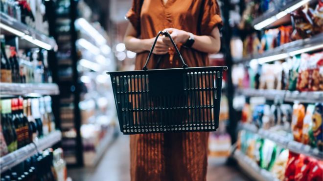 Una mujer hace compras en el supermercado.