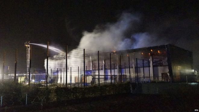 Пожарные пытаются потушить пожар в спортзале в Науэне, Германия, 25 августа 2015 года