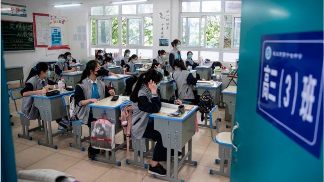 Para murid-murid senior kembali bersekolah di Wuhan, Rabu (06/05). 