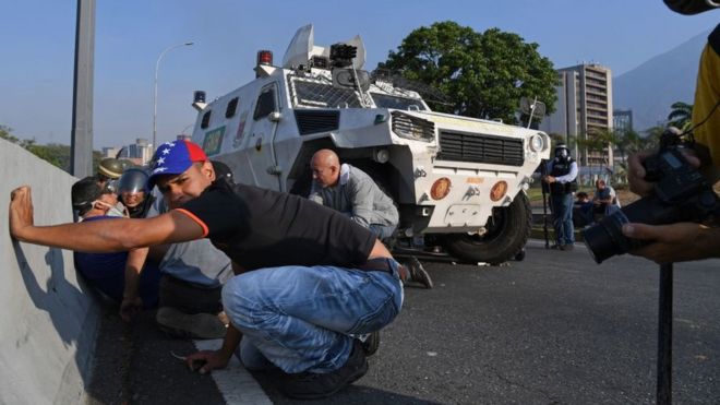 Un grupo de personas buscan refugio en un puente