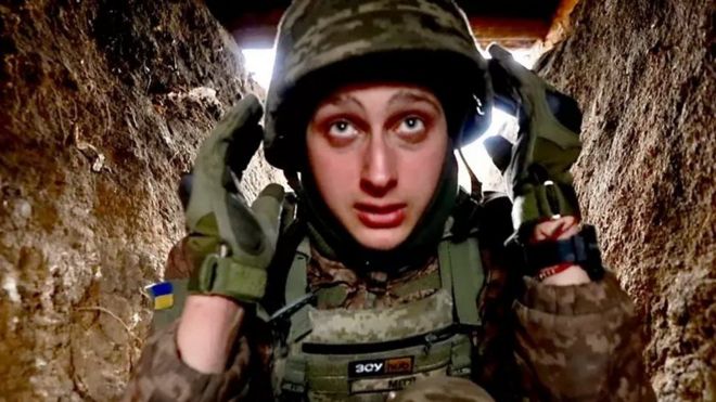 Украинский солдат в окопе